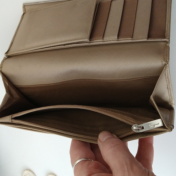AUTHENTIC SALVATORE FERRAGAMO BEIGE LEATHER BI-FOLD WALLET - Picture 5 of 9